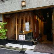 池袋駅の西口を降り「西口五差路」を右折。「池袋郵便局前」信号を越え「池袋ロイヤルホテル」の近くです。