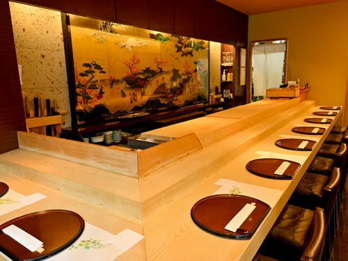 絢爛豪華な屏風絵を眼前に会話を楽しめるカウンター席