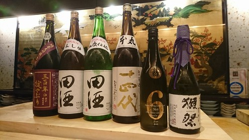 仕事帰りに、旬の魚料理を酒のアテに、一献傾ける