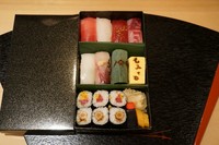 厳選された旬魚の握りをご家族・ご友人・大切な方などへのお土産に。
一人前・5,400円(税込）から承ります。
（※夏場はお持ち帰りをご遠慮頂く場合がございます。）