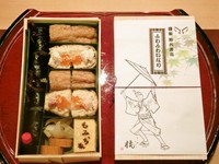 挿絵には江戸歌舞伎「助六所縁（由縁）江戸桜」の助六さんが描かれており、江戸前の『粋』をお持ち帰り頂けます。