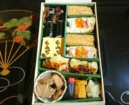 通常のふわふわいなり（謹製 助六寿司）に当店お勧めの逸品（粕麹西京焼き）とマグロ「大トロ」の角煮が入ったお品になります。