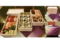 すし処 椛の『心』を特別な白木の三段重箱にお詰め致しました。
≪厳選握り(２人前）・特製太巻き・特選 ふわふわいなり（鮑の酒蒸、マグロ「大トロ」の角煮、粕麹西京味噌焼き）≫ 