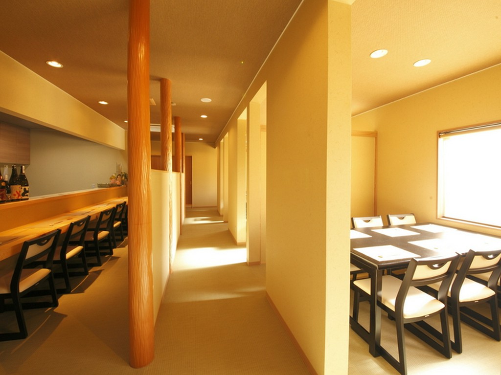 ■秋にオープンしたばかり、明るくきれいな店で和食料理を