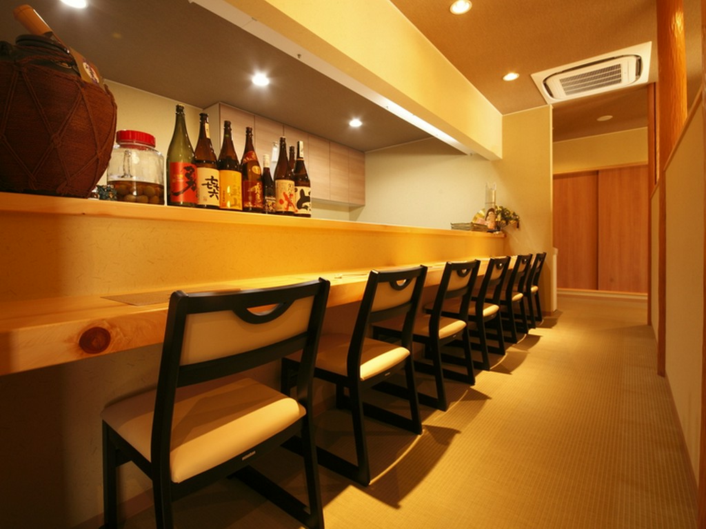 カウンター席もあります。