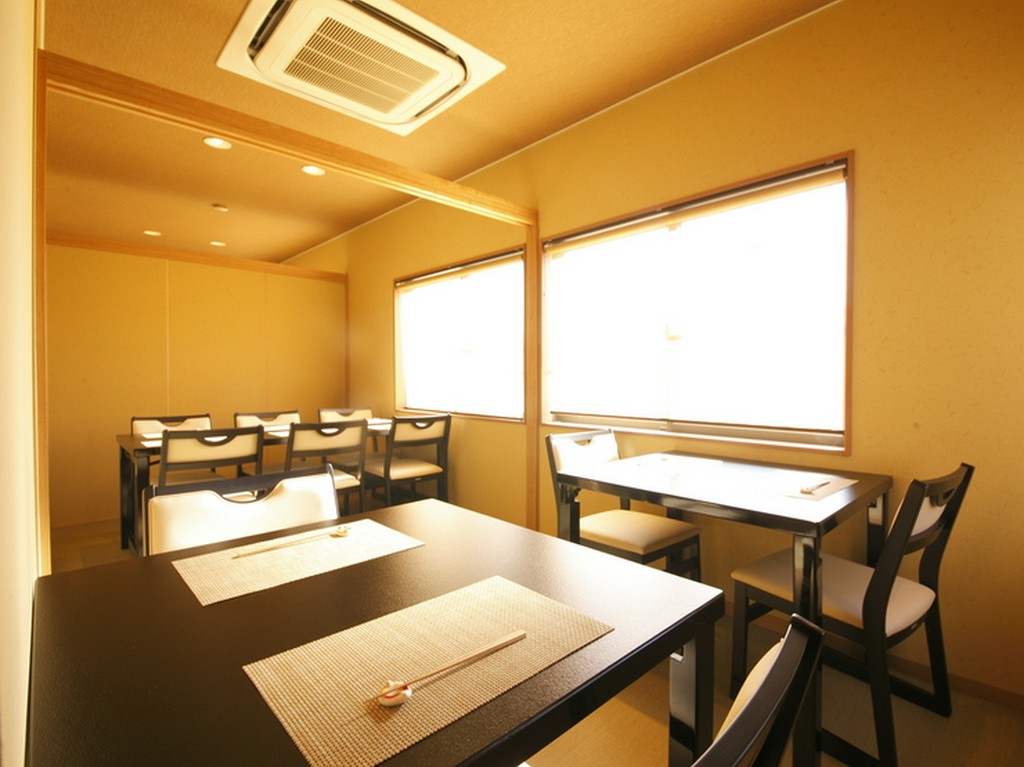 テーブル席、座敷など用途に合わせてご利用ください