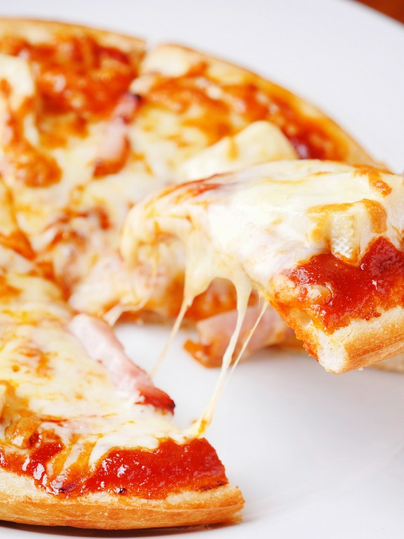 サクサク生地で一層おいしい『カマンベール＆ベーコンのピザ』