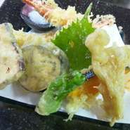 揚げたての天ぷら・唐揚げ等多数ございます。