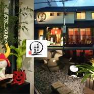 彦根の城下町らしく白と黒と赤を基調とした店舗

和をイメージし雰囲気も良くおしゃれな店内です
滋賀の地酒や食材もあります

駅前通りに面していて立地もよく
普段のお食事や家族の集まり、会社の宴会・接待などにも最適

様々なシーンに利用できます