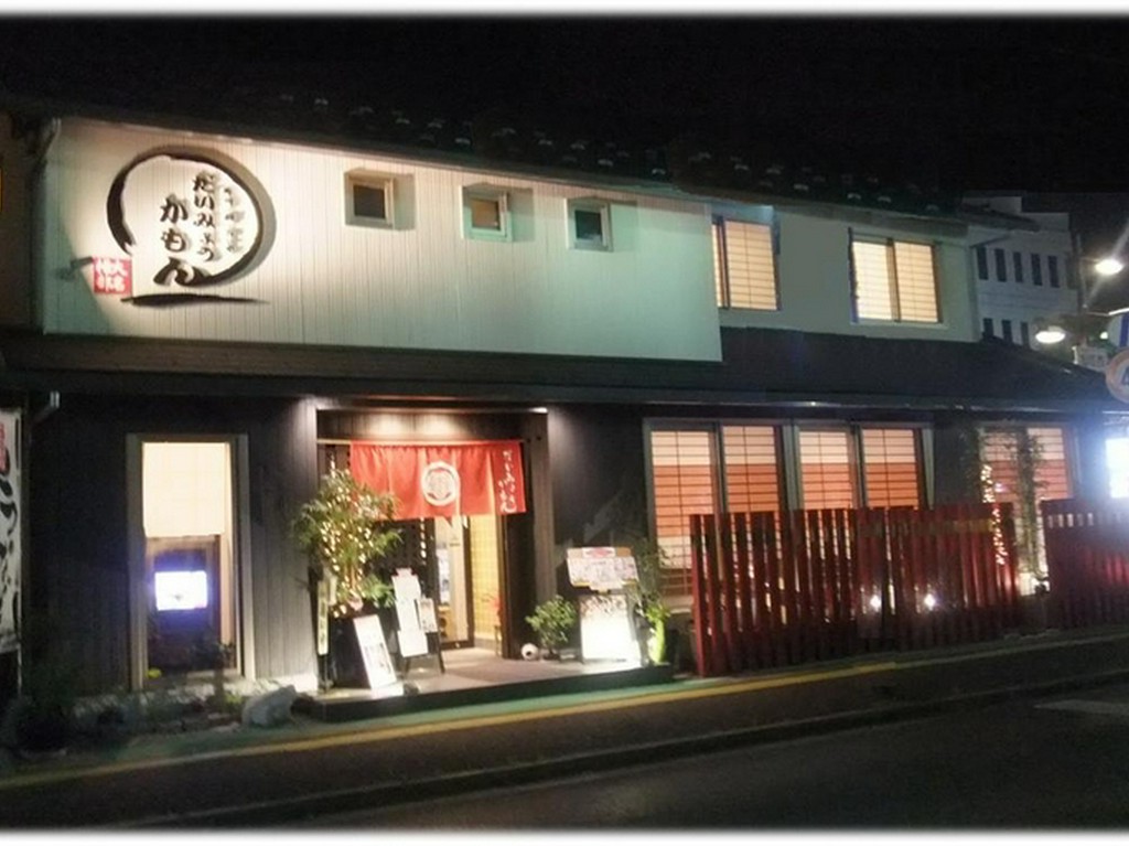 夜のライトUPされたお店の外観