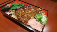 国産鰻使用 『創業７０余年の秘伝のたれ』

◆ひつまぶし弁当（１人前） 上 2280円 ・ 特上 3880円
◆うな重弁当（1 人前） 3880 円 
 