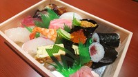 ◆中にぎり 1400円 にぎり7ケ・かっぱ巻 
◆上にぎり 1780円 にぎり8ケ(いくら入)・鉄火巻 
◆特上にぎり 2320円 にぎり9ケ(うに・いくら入)・鉄火巻
◆大名にぎり 問合せ にぎり10ケ(とろ・うに・いくら入)・鉄火巻