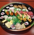 人数に合わせて、1 人盛 ・２～３人盛など個人盛り（折箱詰め）
３～５人盛（円形パック）などまとめることもできます 

※貸し桶（器）でもご希望があればご用意できます。
１人用・２人～５人用などもあります。