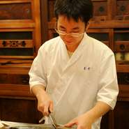 父から引き継いだお店です。父の代から付き合いのある信頼のおける京都の業者より食材を仕入れ、旬の食材を日本料理ならではの季節感を大切にしながら調理してお出ししています。