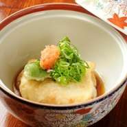 その季節にあった旬の食材でお作りし、提供しています。写真は『ごま豆腐の湯葉揚げ』です。