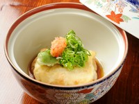 その季節にあった旬の食材でお作りし、提供しています。写真は『ごま豆腐の湯葉揚げ』です。