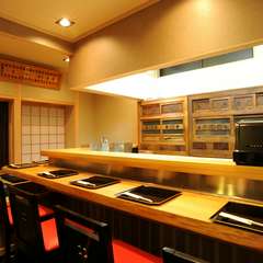 カウンター席で会話を楽しみながら