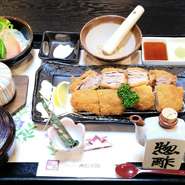 【蔵かつ 明智御膳】明智光秀ゆかりの特別メニュー
京都プレミアム・ブランド「京都ぽーく」250ｇ
ちまき餅、桔梗敷紙、かぶとを添えて。
   2,000円  別