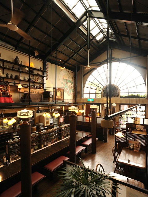 アーチ型の窓から注ぐ光が印象的