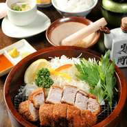 「京都ぽーく」の薄切りロース肉を重ねて揚げたとんかつは、厚みがあるのに柔らかくジューシーです。