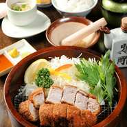 オリジナル製法の薄切りロース肉を重ねて揚げたとんかつは、厚みがあるのに柔らかくジューシーです。