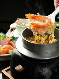 生米から炊きあげるできたてアツアツの『釜めし刺身膳』