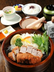 オリジナル製法のミルフィーユ豚ロースかつを使用した『蔵かつ200g御膳』