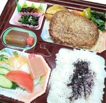 ※ 写真は  ハンバーグ定食弁当  １６42円
メニューの各定食をお弁当に仕上げます。
汁物、うどん・そば、などは別のおかずにして
お弁当にしてテイクアウトできます。