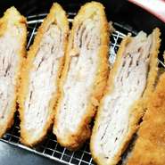 オリジナル製法のミルフィーユロース肉 15０g を重ねて揚げたとんかつは、柔らかくジューシーです。
