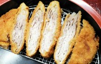 京都ブランド「京都ぽーく」の薄切りロース肉 15０g を重ねて揚げたとんかつは、柔らかくジューシーです。
