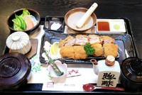 オリジナル製法のミルフィーユ豚ロースを使用。
人気の蔵かつを増量 増々の 300g で提供。