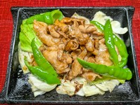 サラダ、ご飯、汁
