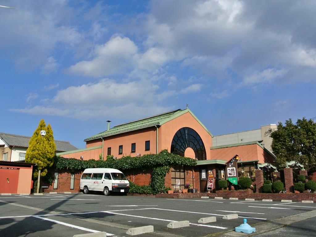 倉敷にある有名な建物を意識したオーナー自慢のツタの絡まる外観