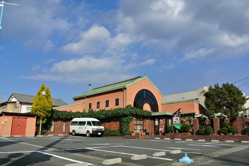 倉敷にある有名な建物を意識したオーナー自慢のツタの絡まる外観