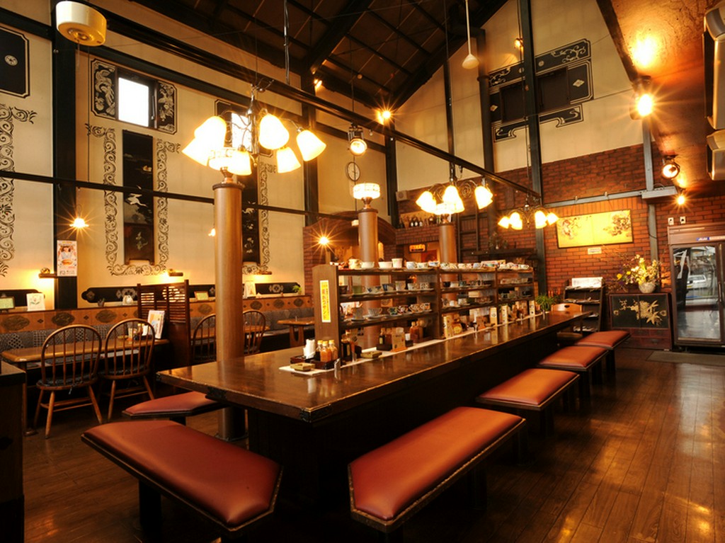 有田焼を間近に眺めながらお食事が楽しめるセンターの大テーブル