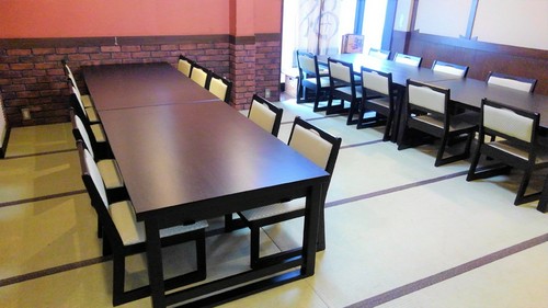 有田焼を間近に眺めながらお食事が楽しめるセンターの大テーブル