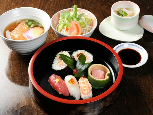 握り寿司・巻き寿司におうどんまでセットの『盛合せ寿司定食』
