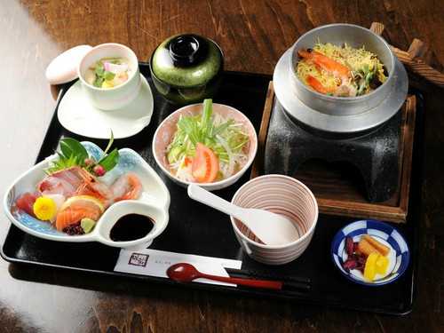 通年食べられる釜飯。秋には松茸の釜めしフェアも行っています