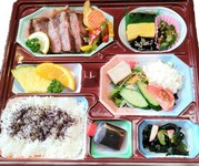 厳選の黒毛和牛ロースステーキを
お弁当に仕上げます。
半日前までにご予約ください。

◆ ヒレステーキ  もあります(別価)