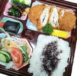 他にもお店のメニューをお弁当に仕上げます。
汁物、うどんなどを別のおかずにして
お弁当にし、テイクアウトできます。

丼もテイクアウトできます。