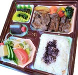 他にもお店のメニューをお弁当に仕上げます。
汁物、うどんなどを別のおかずにして
お弁当にし、テイクアウトできます。

丼もテイクアウトできます。