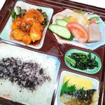 他にもお店のメニューをお弁当に仕上げます。
汁物、うどんなどを別のおかずにして
お弁当にし、テイクアウトできます。

丼もテイクアウトできます。