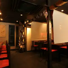 趣のあるインテリアで統一された店内。心地よい雰囲気が漂います