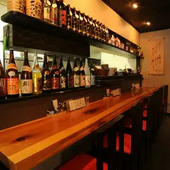 カウンター席には、日本各地から取り寄せた銘酒が並びます