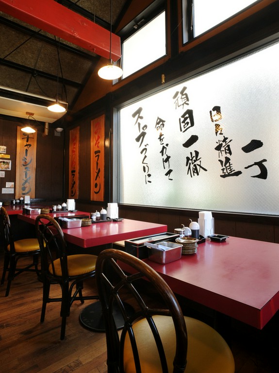 アジアンテイストの店内。壁には店主こだわりの言葉