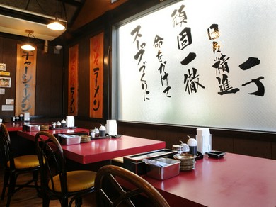 アジアンテイストの店内。壁には店主こだわりの言葉
