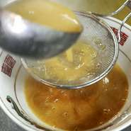 「スープづくりに命をかけて」と、店内にも書かれているように、店主こだわりのスープがコクのあるラーメンのベースになっています。スープの旨みがよく絡む麺は、国産小麦と京都伏見の水を使った中細麺。