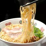 こってりした白濁スープが特徴的。奥深いコクのある旨みがたまらない、必食の価値あるラーメンです。