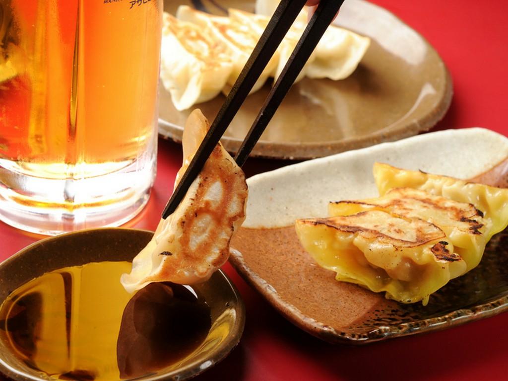 ビールにぴったり。こんがり焼かれたあつあつの『ギョウザ』