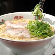 人気の一品『とんこくラーメン』は、白濁スープのコクのあるラーメン。こってり醤油味のとんこつ風味がクセになるおいしさです。「家でつくる一丁の味」としてお持ち帰りもできます。